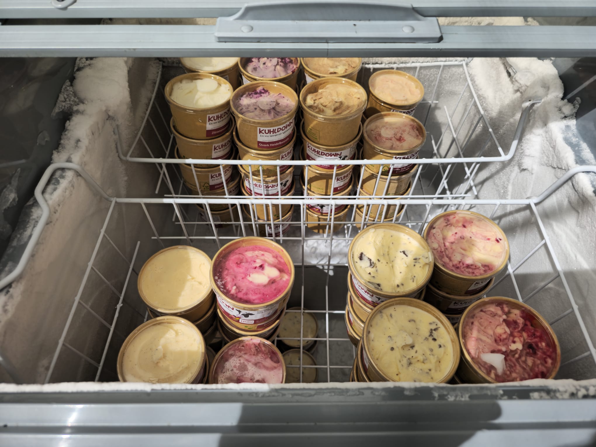 Eis in verschiedenen Sorten von Kuhldown
